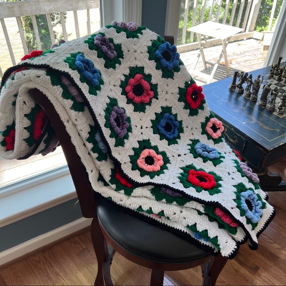 Beautiful VTG Handmade Flower Afghan Blanket - Picture 8 of 16